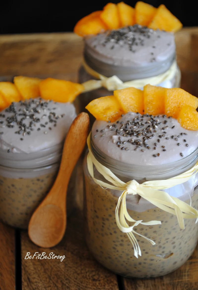 Kawowy pudding chia z kaki i kokosową bitą śmietaną o smaku czarnego bzu