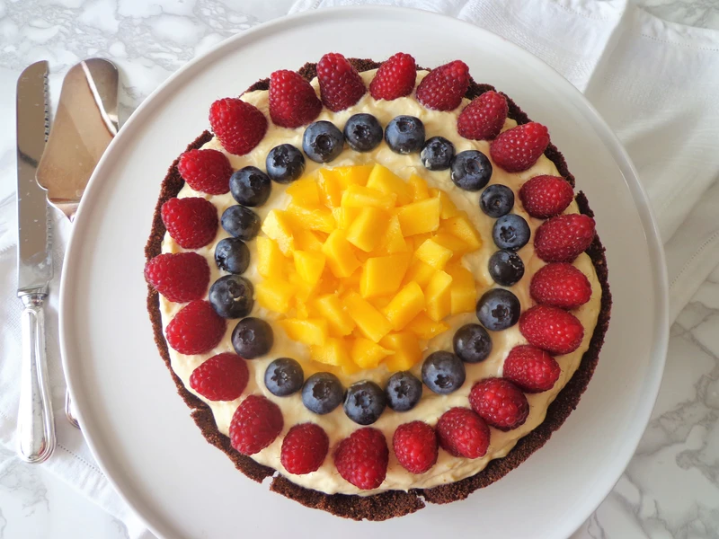Czekoladowa tarta z kremem z mango i owocami, bez pieczenia
