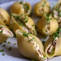 Muszle makaronowe faszerowane kanapowym serkiem i suszonymi pomidorami
