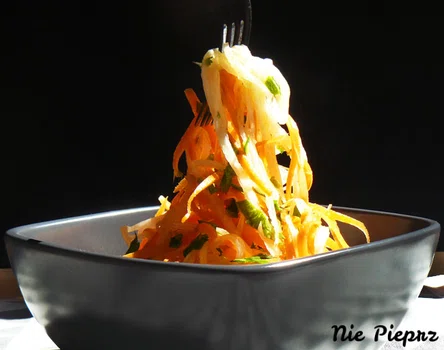 Spaghetti z marchewki i białej rzodkwi