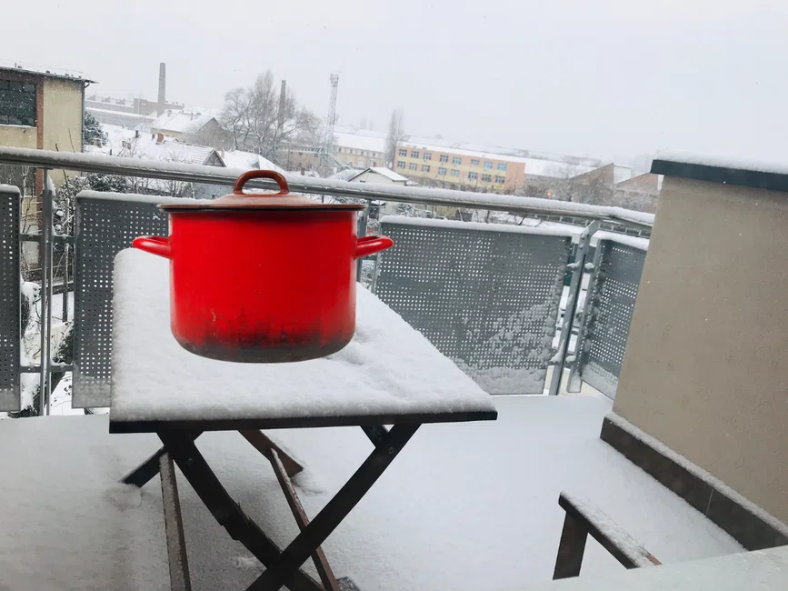 Czy zimą można trzymać jedzenie na balkonie?