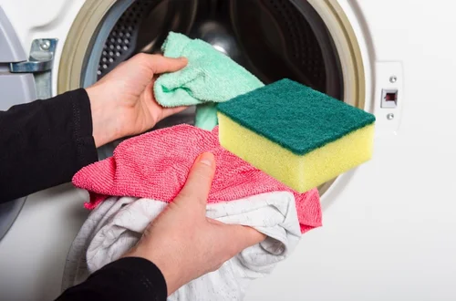 Wsadź gąbkę do naczyń do prania! Efekt usunie odwieczny problem!