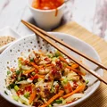 Kurczak z kapustą pekińską – delikatne chińskie stir fry z ostrym sosem