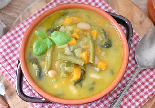 Włoska zupa "Minestrone alla genovese" z pesto