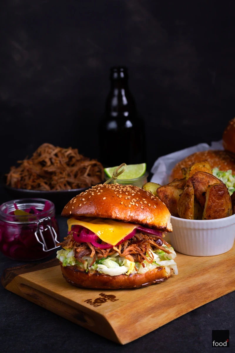 Burgery z szarpaną wieprzowiną, coleslawem, sosem kolendrowym z jalapeño i marynowaną cebulą - food²