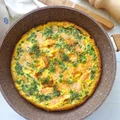 Frittata z groszkiem i wędzonym łososiem