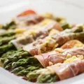 Zapiekanka z szparagami i szynką parmeńską