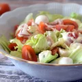 Sałata lodowa z pomidorkami i mozzarellą