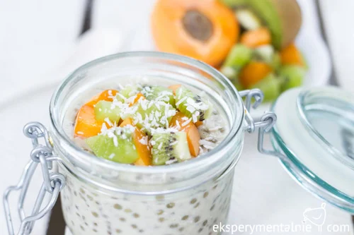 Pudding z tapioki i nasion chia z kiwi i morelami