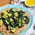 Pełnoziarniste spaghetti z cukinią i szpinakiem