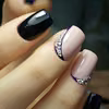 Manicure z kamieniami