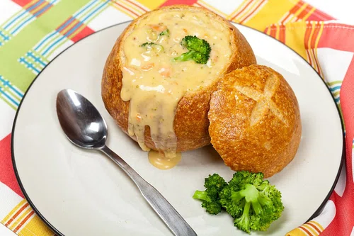 Kremowa zupa serowa w chlebku