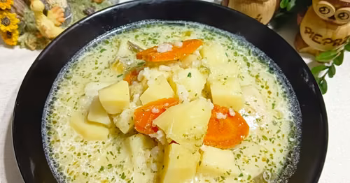 Zupa ogórkowa na ogonach wieprzowych
