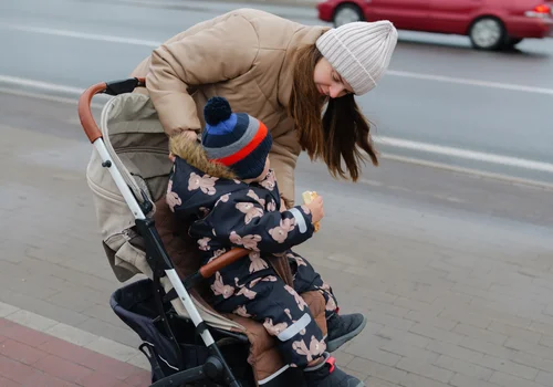 Uwaga! Świadczenie 800 plus może wygasnąć, a ZUS cofnie wypłaty! Rodzice muszą pamiętać o tych warunkach