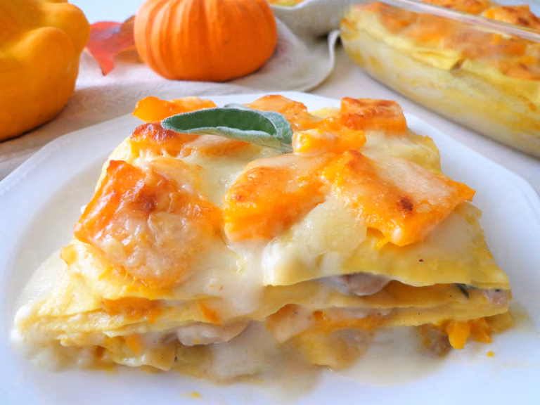 Lasagne z dynią, pieczarkami i beszamelem