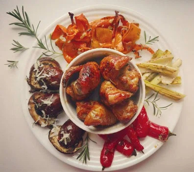 Skrzydełka miodowe z pieczonymi warzywami