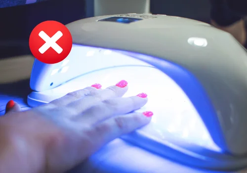 Lakier hybrydowy bez lampy UV? Ten sposób działa zaskakująco dobrze i nie niszczy paznokci