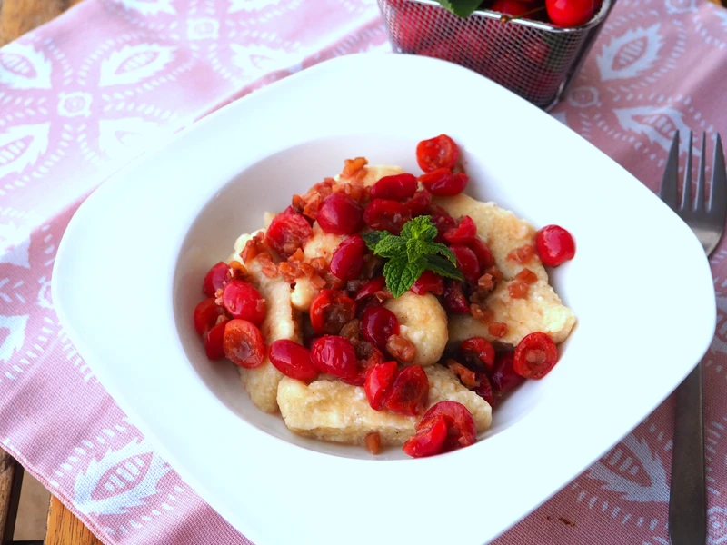PIEROGI LENIWE Z PRAŻONYMI CZEREŚNIAMI