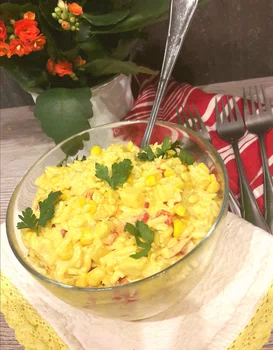 Sałatka curry z makaronem ryżowym i kurczakiem