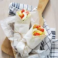 Wiosenna tortilla pełna owoców i warzyw