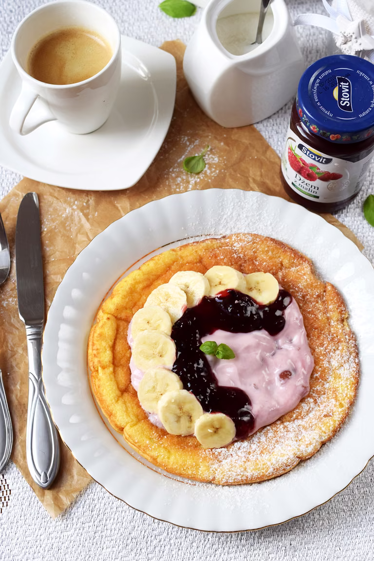Omlet na słodko z owocami i dżemem!