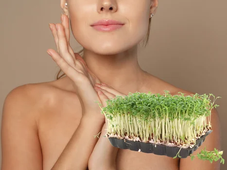 Rzeżucha a włosy i skóra – naturalny sposób na piękny wygląd bez drogich kosmetyków