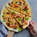 PIZZA NA CIENKIM CIEŚCIE Z ŁOSOSIEM I FIGAMI