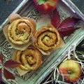 Drożdżowe muffiny zawijane z jabłkiem i cynamonem