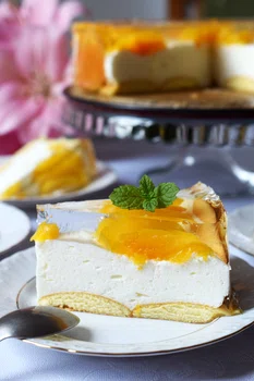 Brzoskwiniowy sernik na zimno z galaretką krystaliczną (przezroczystą)
