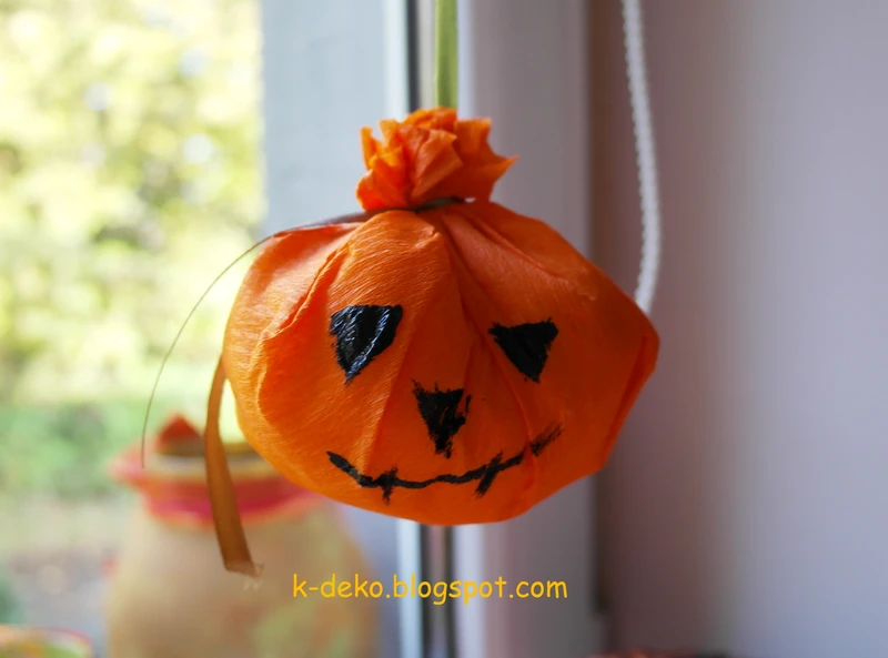 Dynie z bibuły na Halloween
