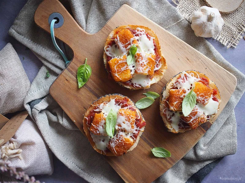 Zapiekane kanapki z paluszkami rybnymi i mozzarellą