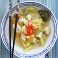 Zielone curry z cukinią, fasolką szparagową i kurczakiem