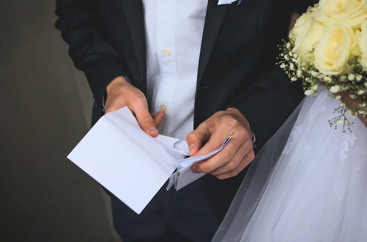 Ile dać do koperty na wesele 2026? Polacy mają swoje sposoby na wyliczenia, ale nie każdemu się to podoba