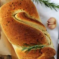 Zakręcony chleb z czosnkiem i rozmarynem