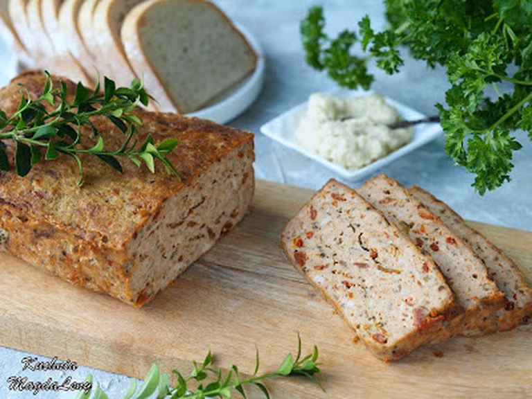 Pieczeń rzymska drobiowa z suszonymi pomidorami