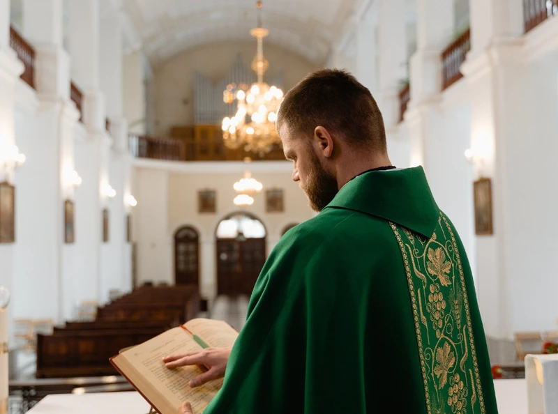 Kobieta wyznała księdzu, że mąż ją bije. Rada duchownego wywołała spore kontrowersje!