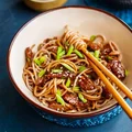 Noodle yakisoba z wieprzowiną