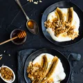 Zdrowy deser - karmelizowane banany z jogurtem, granolą i płatkami migdałów