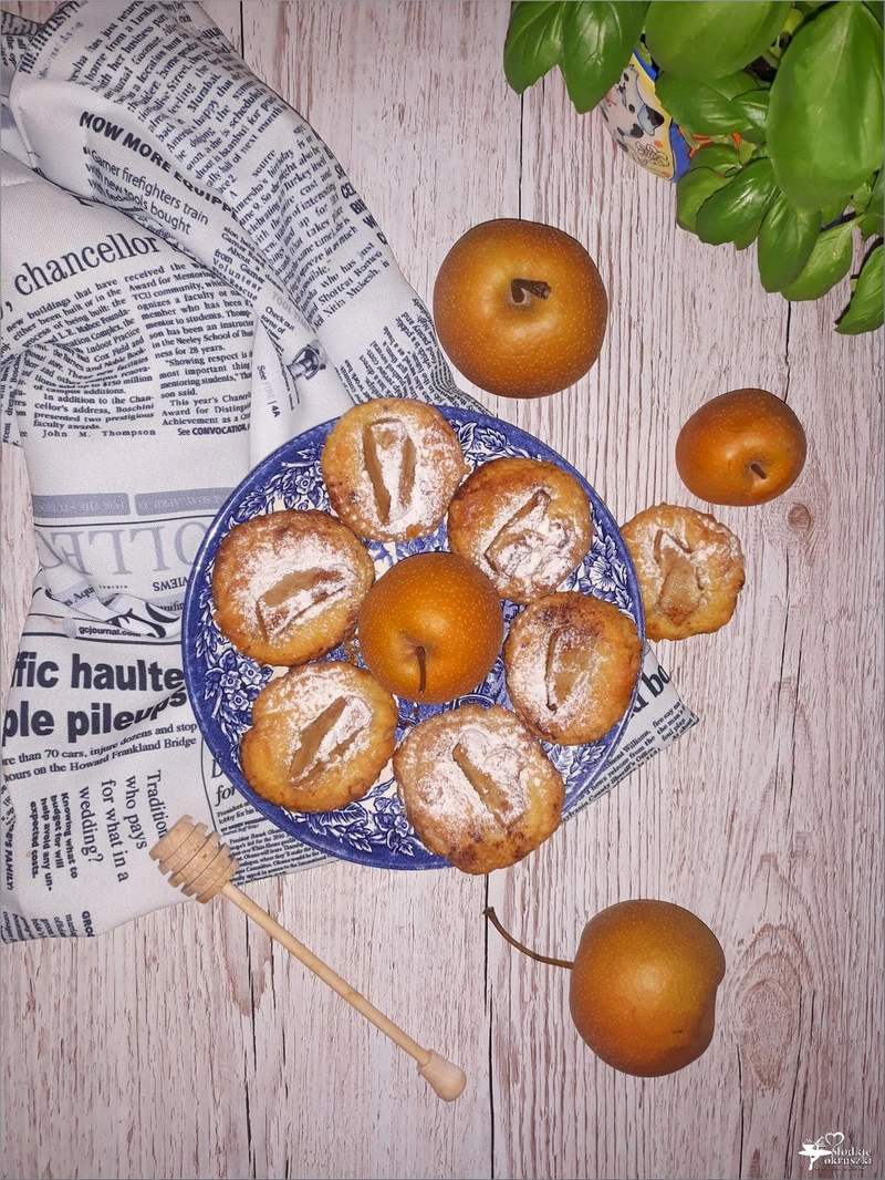 Serowe ciasteczka z gruszką azjatycką i miodem