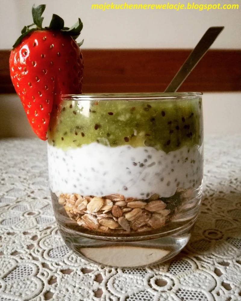 Chia pudding z musli i musem kiwi - 260 kcal
