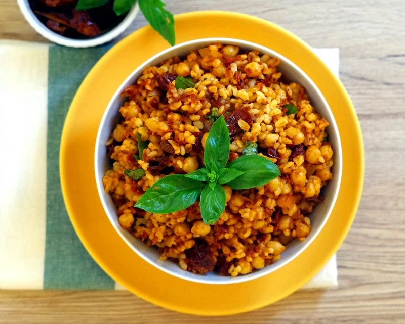 Kasza bulgur z suszonymi pomidorami i ciecierzycą