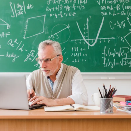 Nauczyciele będą pracować dłużej „przy tablicy”? MEN planuje radykalne zmiany!