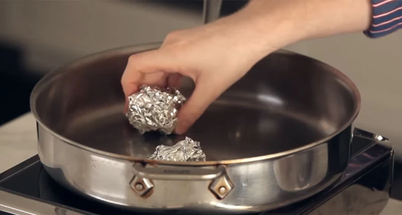 Jak ugotować danie na parze mając do dyspozycji tylko patelnię i folię aluminiową?