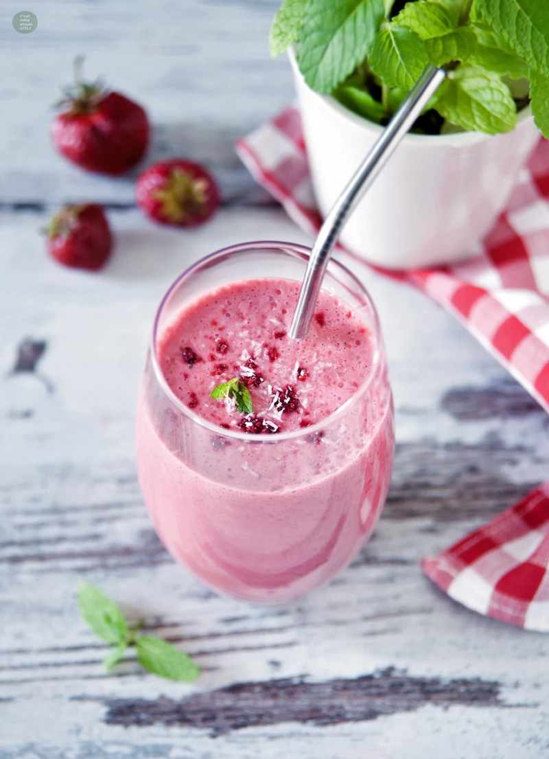 Truskawkowe lassi z miętą