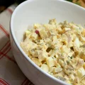 Pasta jajeczna z tuńczykiem i ogórkami kiszonymi