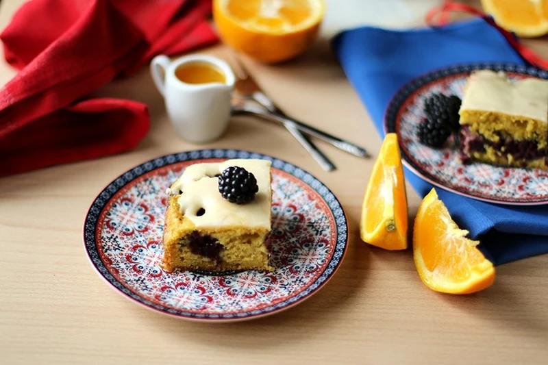 Ciasto pomarańczowe z jeżynami i lukrem