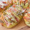 Pieczone ziemniaki Hasselback z szynką parmeńską