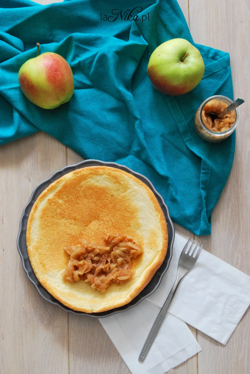 Omlet biszkoptowy ze słodkimi jabłkami