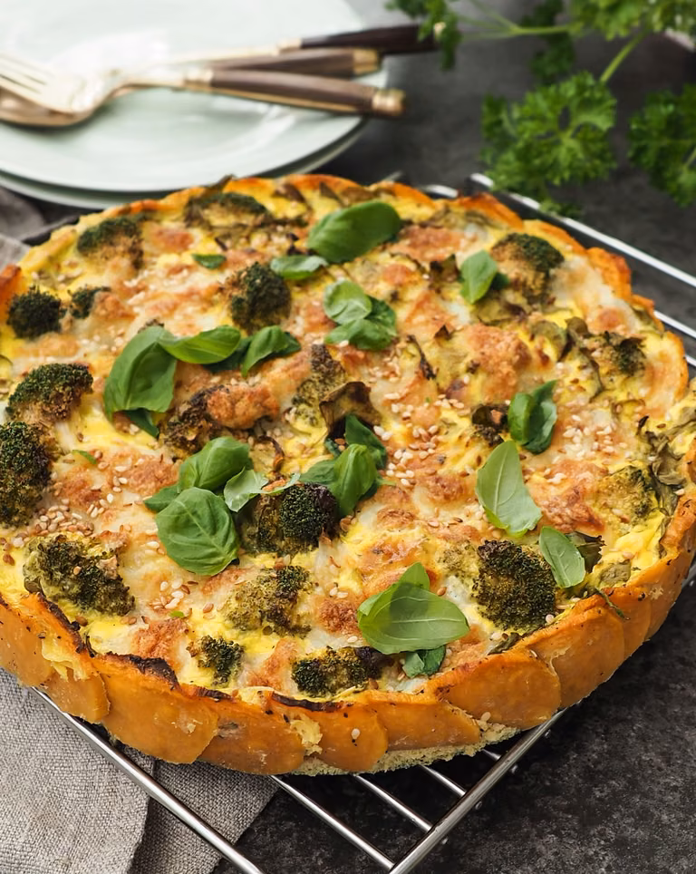 Bezglutenowa tarta z pieczonego jogurtu na spodzie z batatów