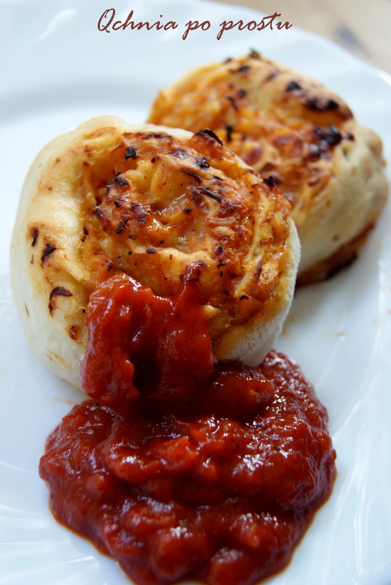 Drożdżowe ślimaczki z kurczakiem BBQ